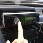 Почему фонит магнитола при заведенном двигателе?